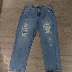 Refuge Women's Relaxed fit Distressed Mom Denim Jeans - Size 5 Like New